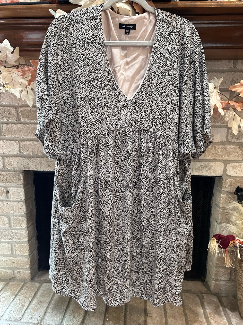 mittoshop Black and White V-Neck Pocket Tunic EUC